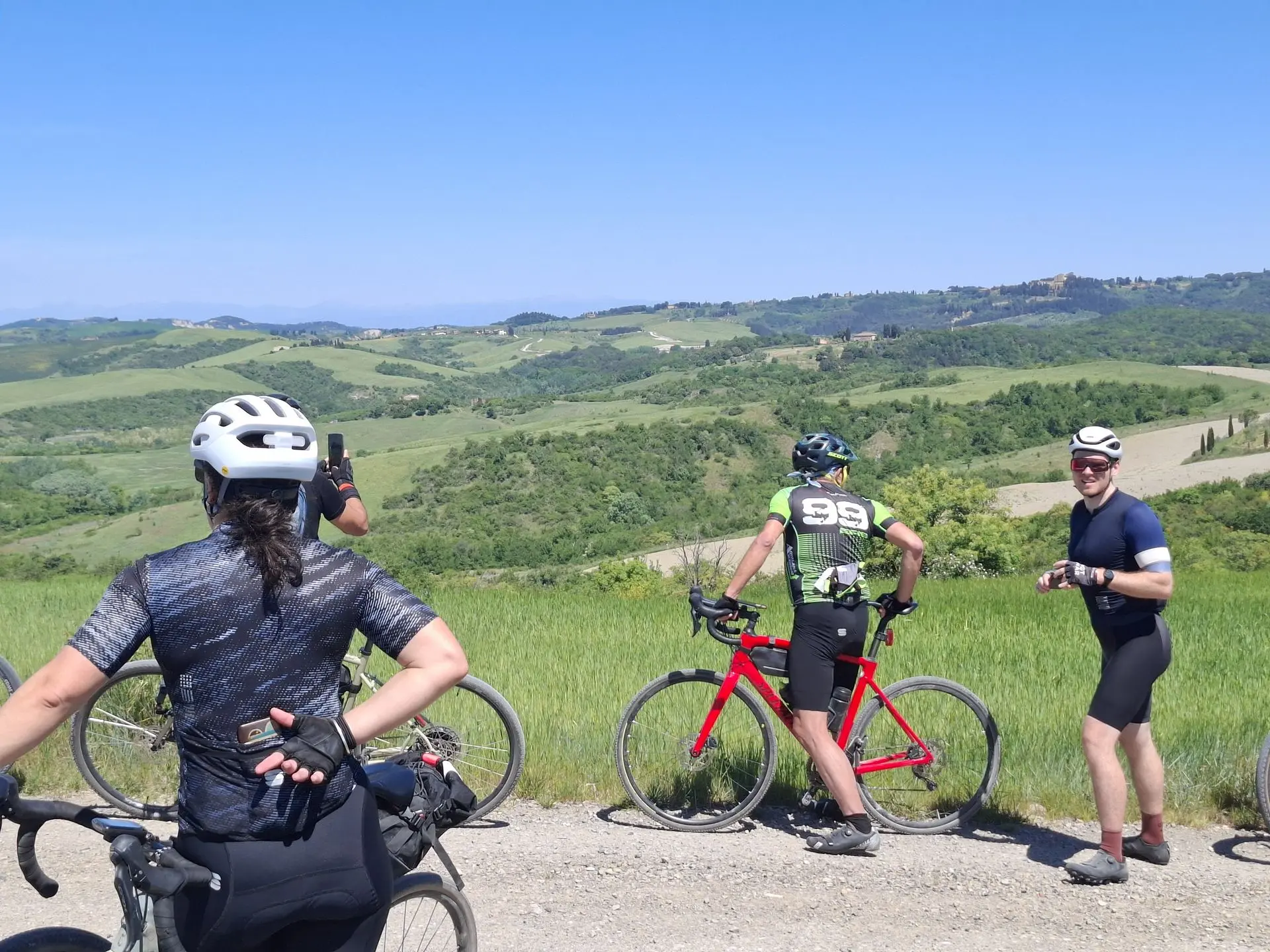 Cyclistes faisant une pause pendant un parcours gravel en Toscane