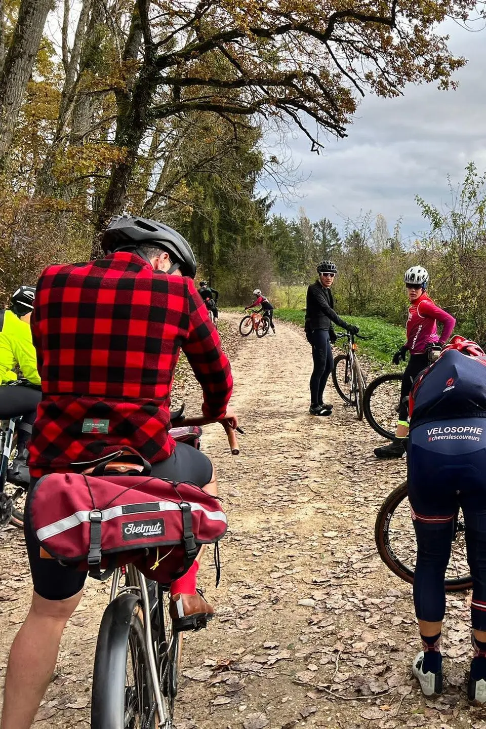 Groupe de cyclistes pendant un séjour gravel en Toscane