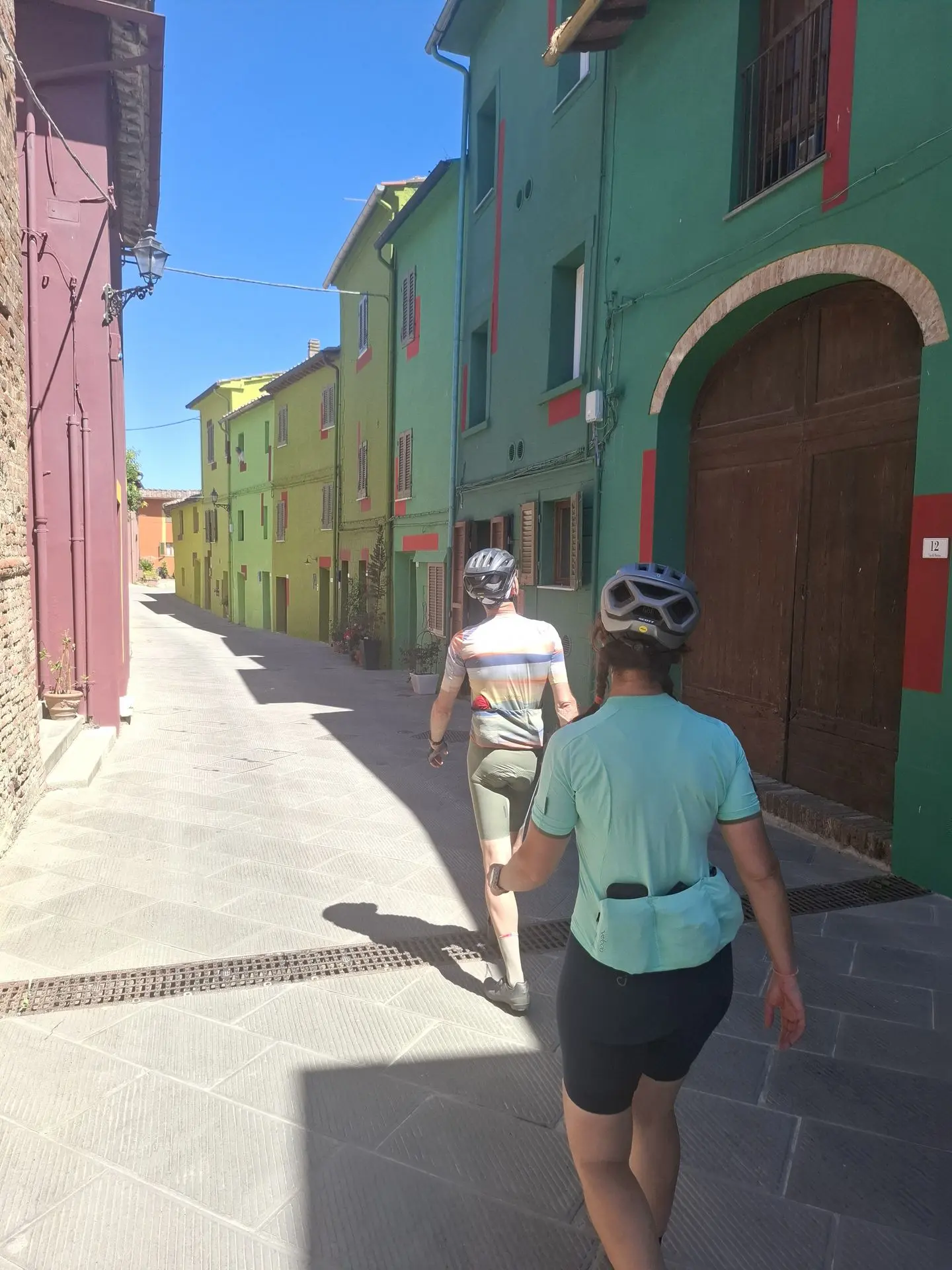 Cyclistes dans le village de Ghizzano près de Peccioli en Toscane