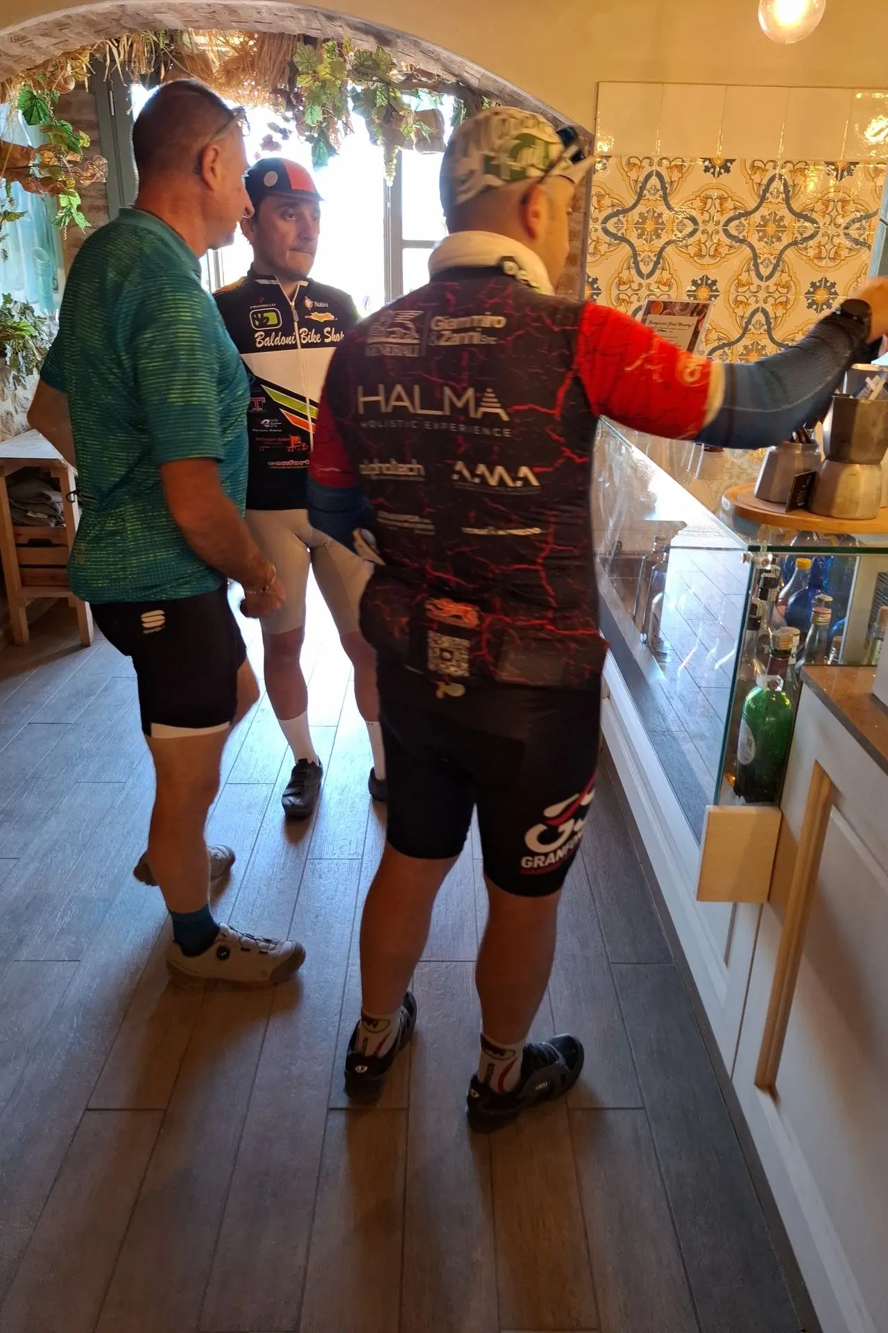 Pause pendant un parcours gravel dans la campagne toscane