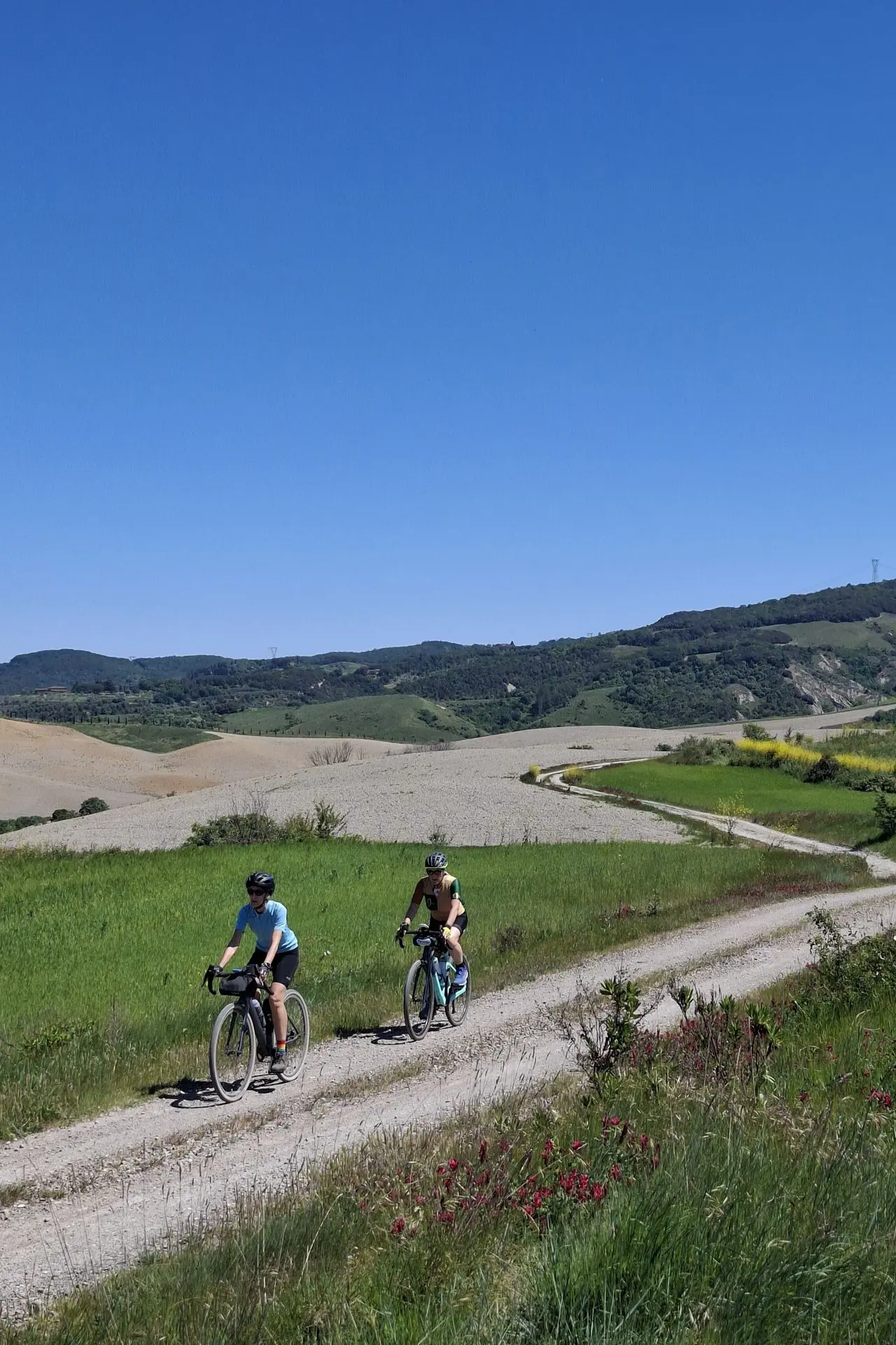 Cyclistes gravel sur un chemin blanc dans la province de Pise