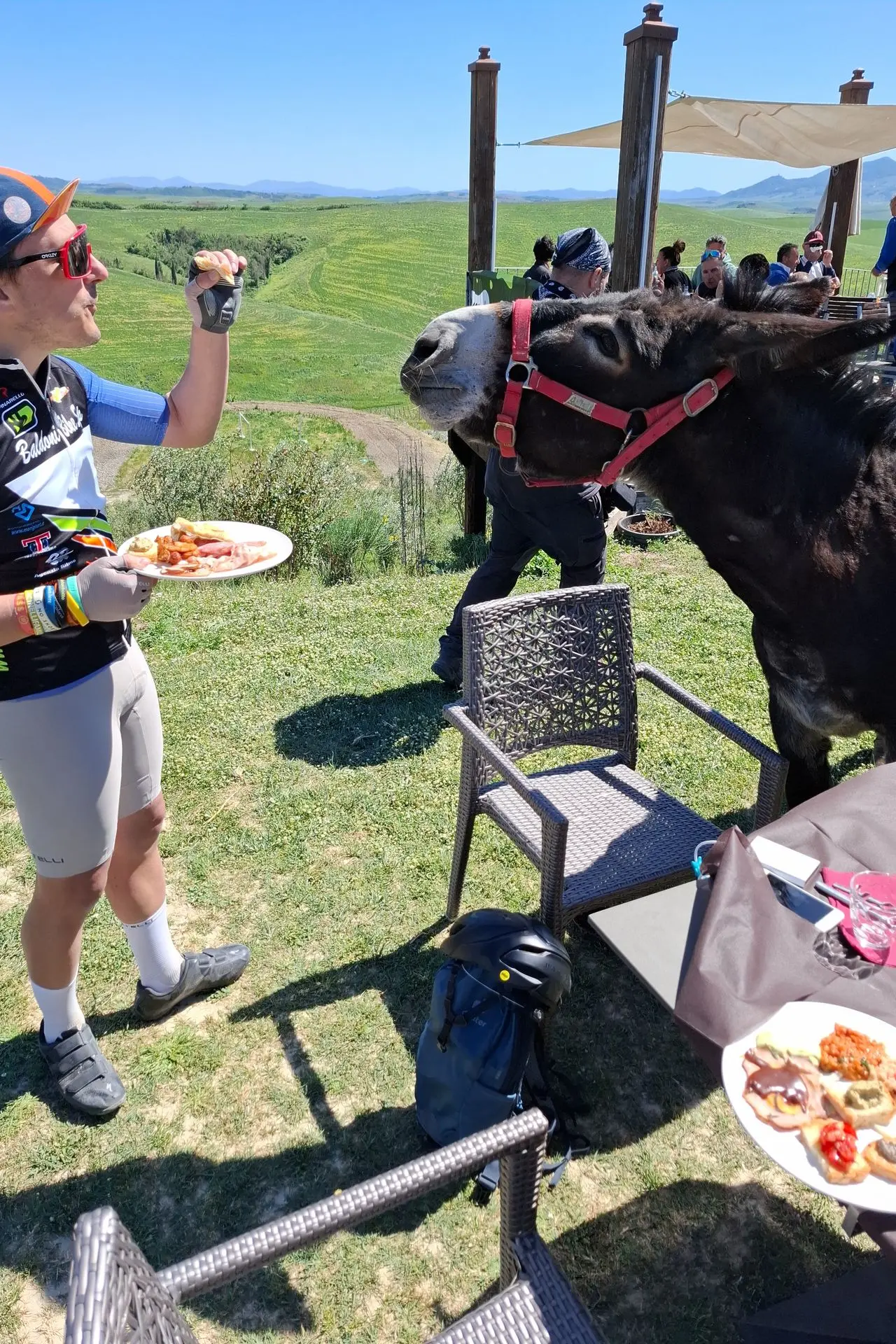Pause déjeuner pendant un séjour gravel en Toscane