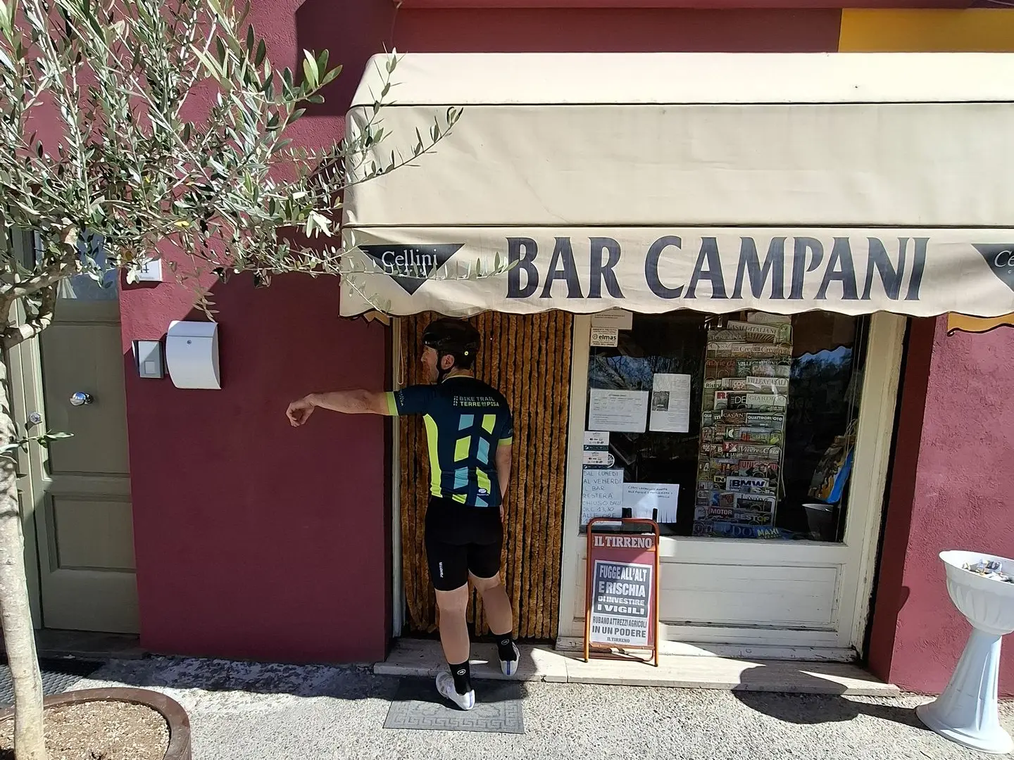 Pause au Bar Campani pendant un parcours gravel en Toscane