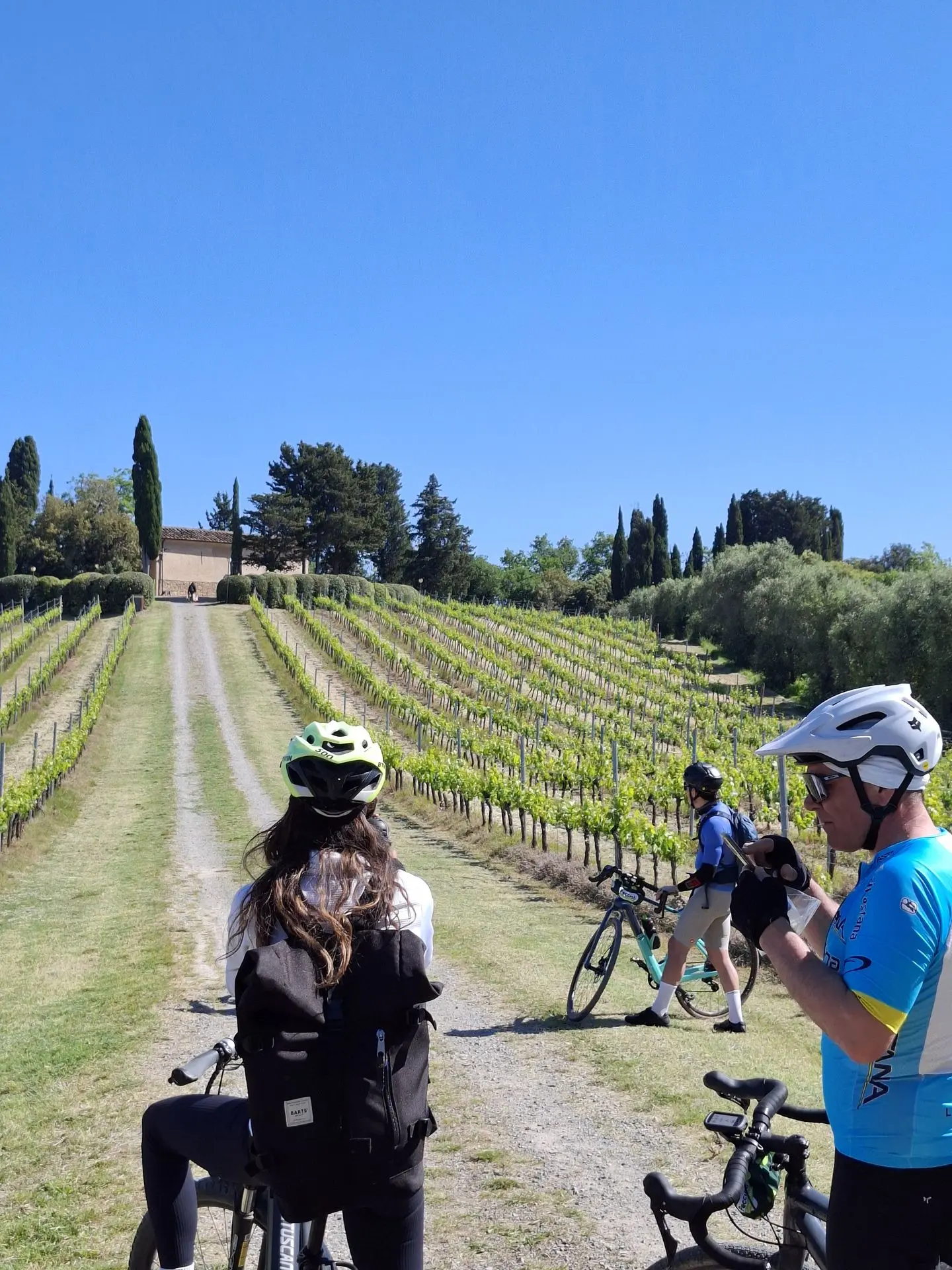 Cyclistes gravel au milieu des vignes en Toscane