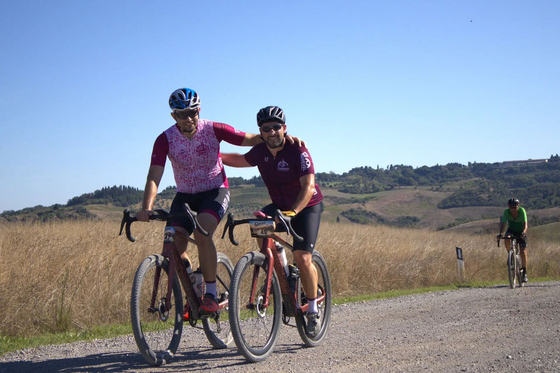 Deux cyclistes sur une route des collines toscanes