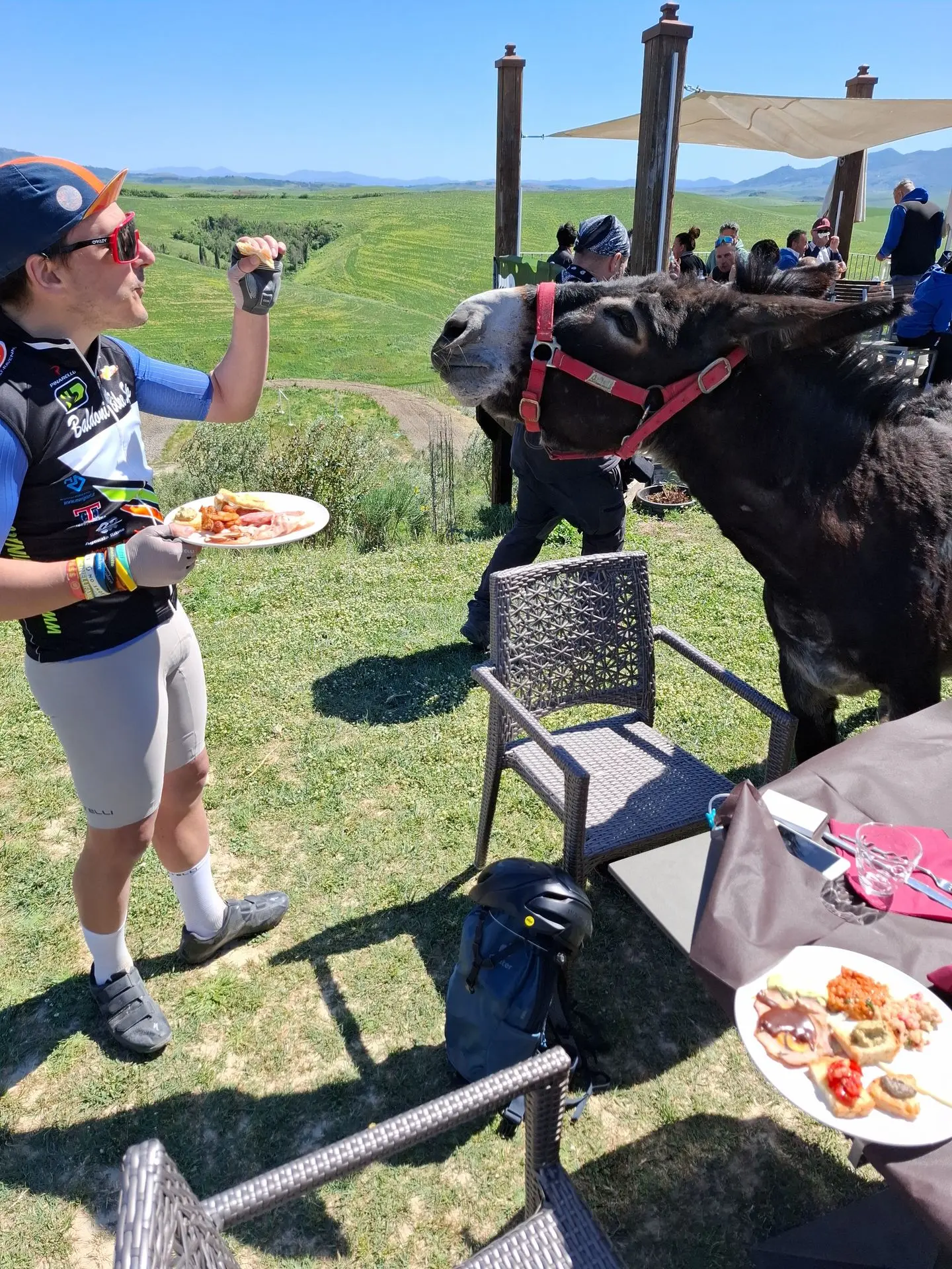 Pause déjeuner de cyclistes face aux collines toscanes