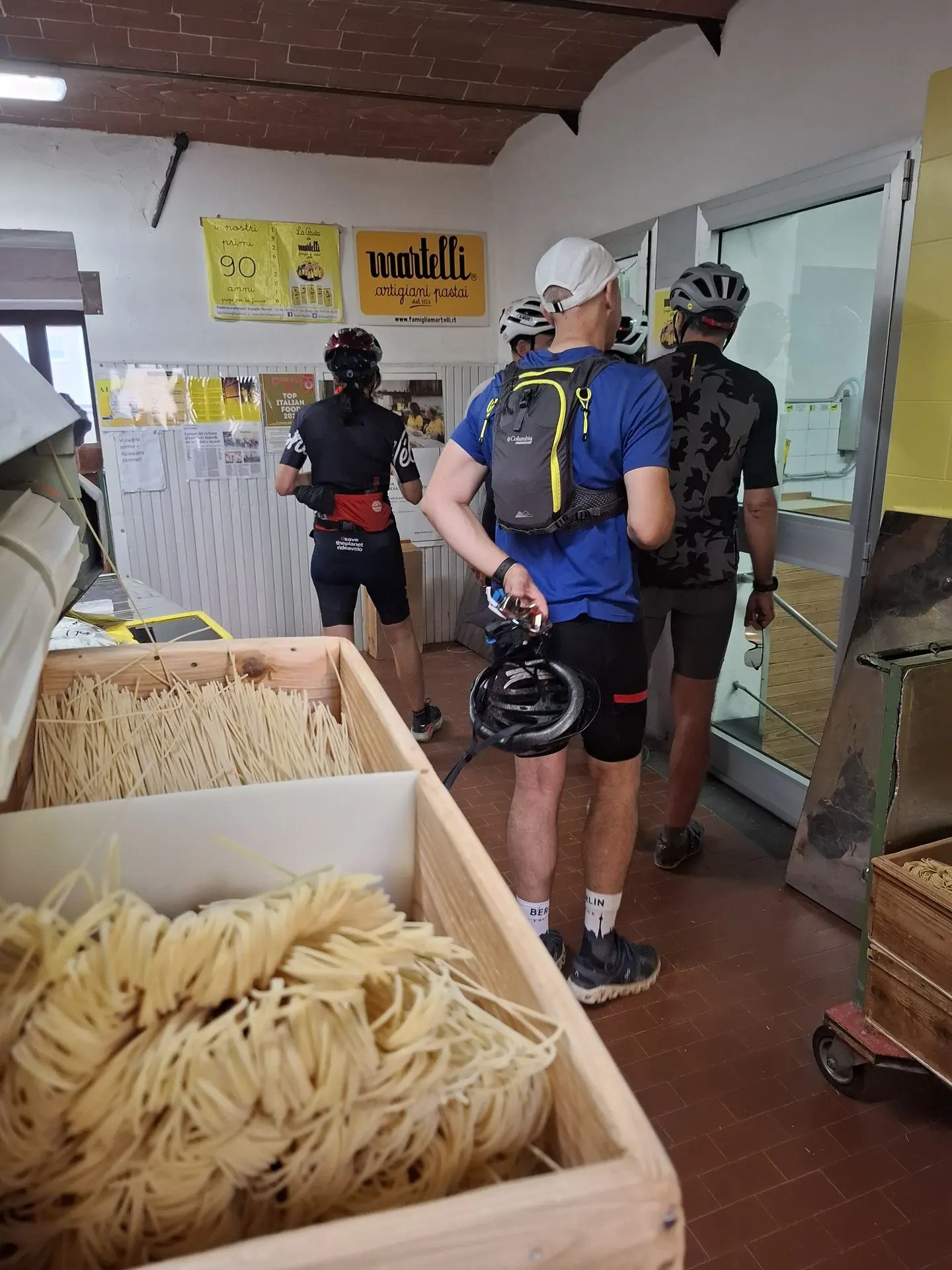 Visite d’un atelier de pâtes fraîches pendant un séjour gravel