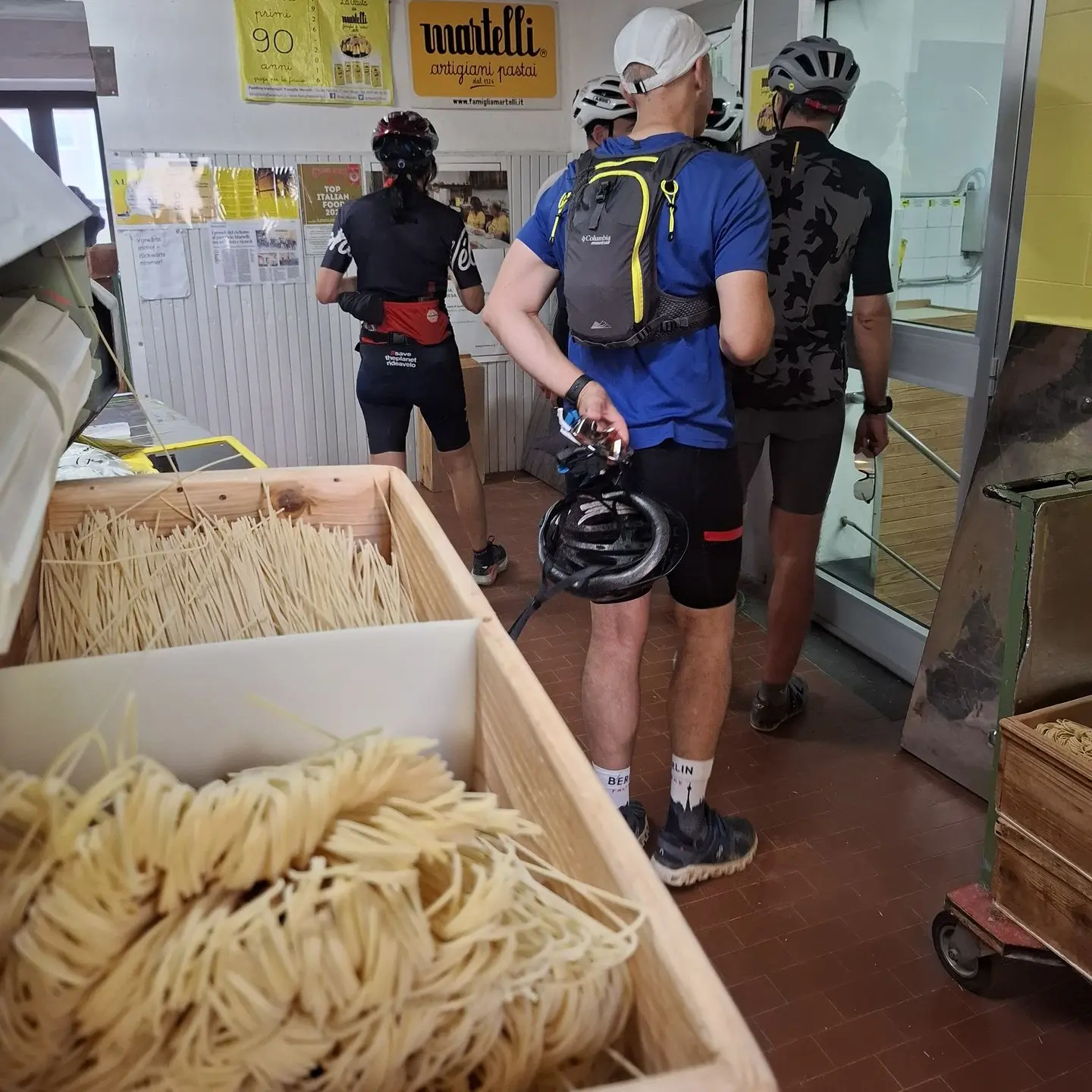 Visite d’un atelier de pâtes fraîches pendant un séjour gravel