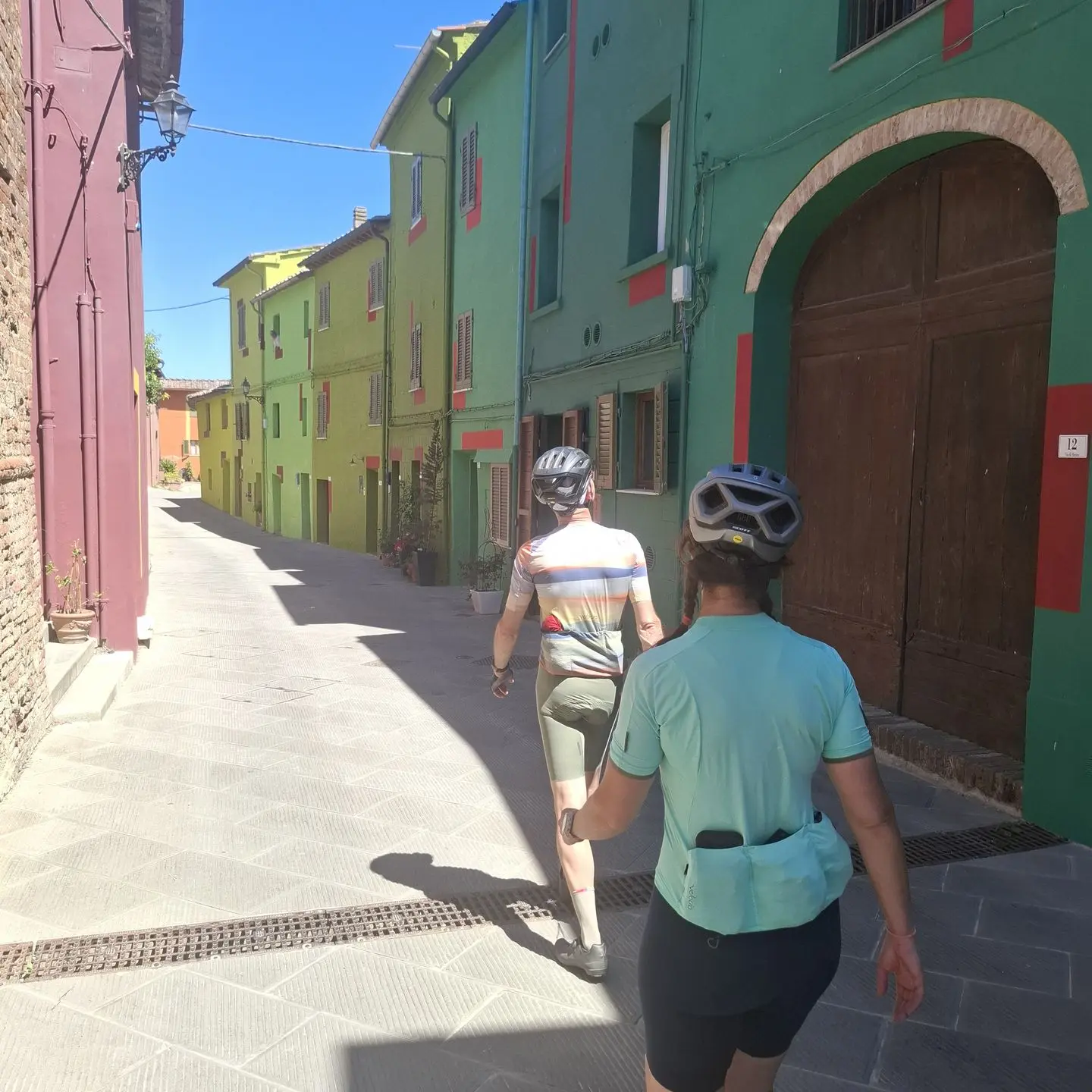 Cyclistes dans le village de Ghizzano près de Peccioli en Toscane