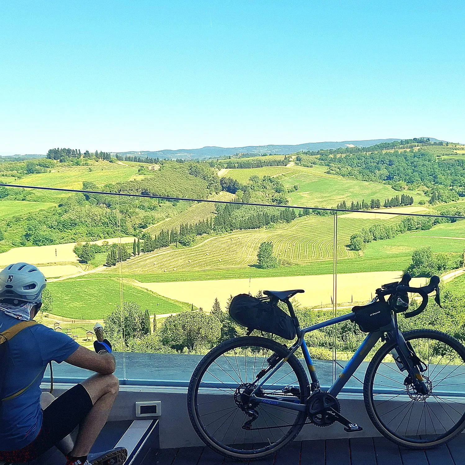 Vélo gravel et vue sur les collines toscanes