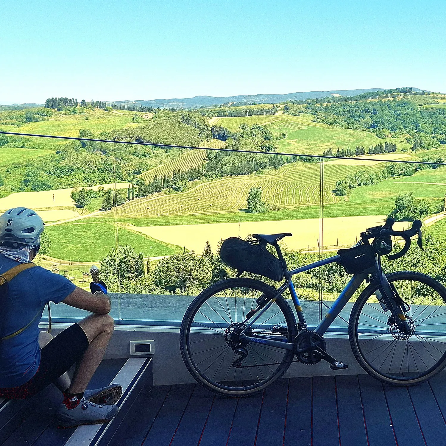 Vélo gravel et vue sur les collines toscanes